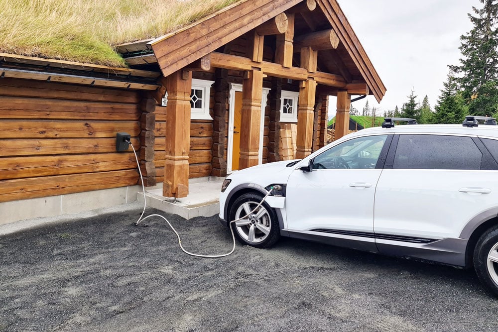 Charlie elbillader på hytte